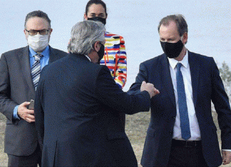 Un gobernador, que estuvo con AF, tiene COVID-19.