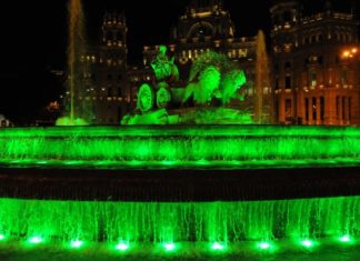 España se tiñe de verde para homenajear a los farmacéuticos durante la pandemia.