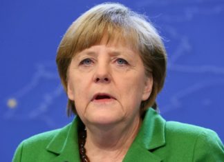 Estrellaron un auto antiglobalización en el edificio de Merkel.