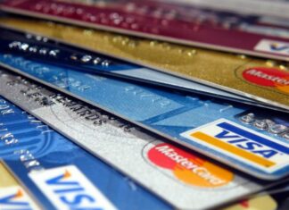 La crisis disparó el consumo con tarjetas de crédito en pesos y en dólares.