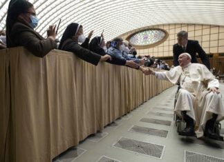 El Papa utiliza una silla de ruedas por su dolor de rodilla