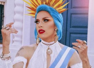 La primera “Evita, drag queen” canta el himno nacional en la Casa de Tucumán.