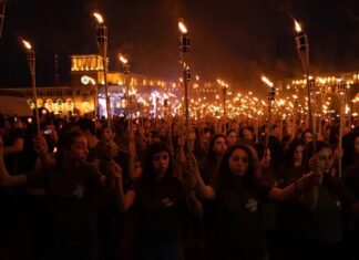 Masiva Marcha de las Antorchas en Ereván para conmemorar el 108 aniversario del genocidio armenio